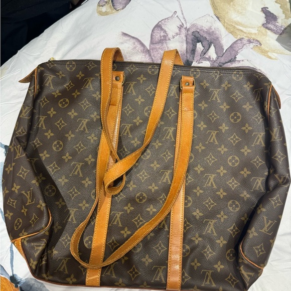 Louis Vuitton - Picture 1 of 8